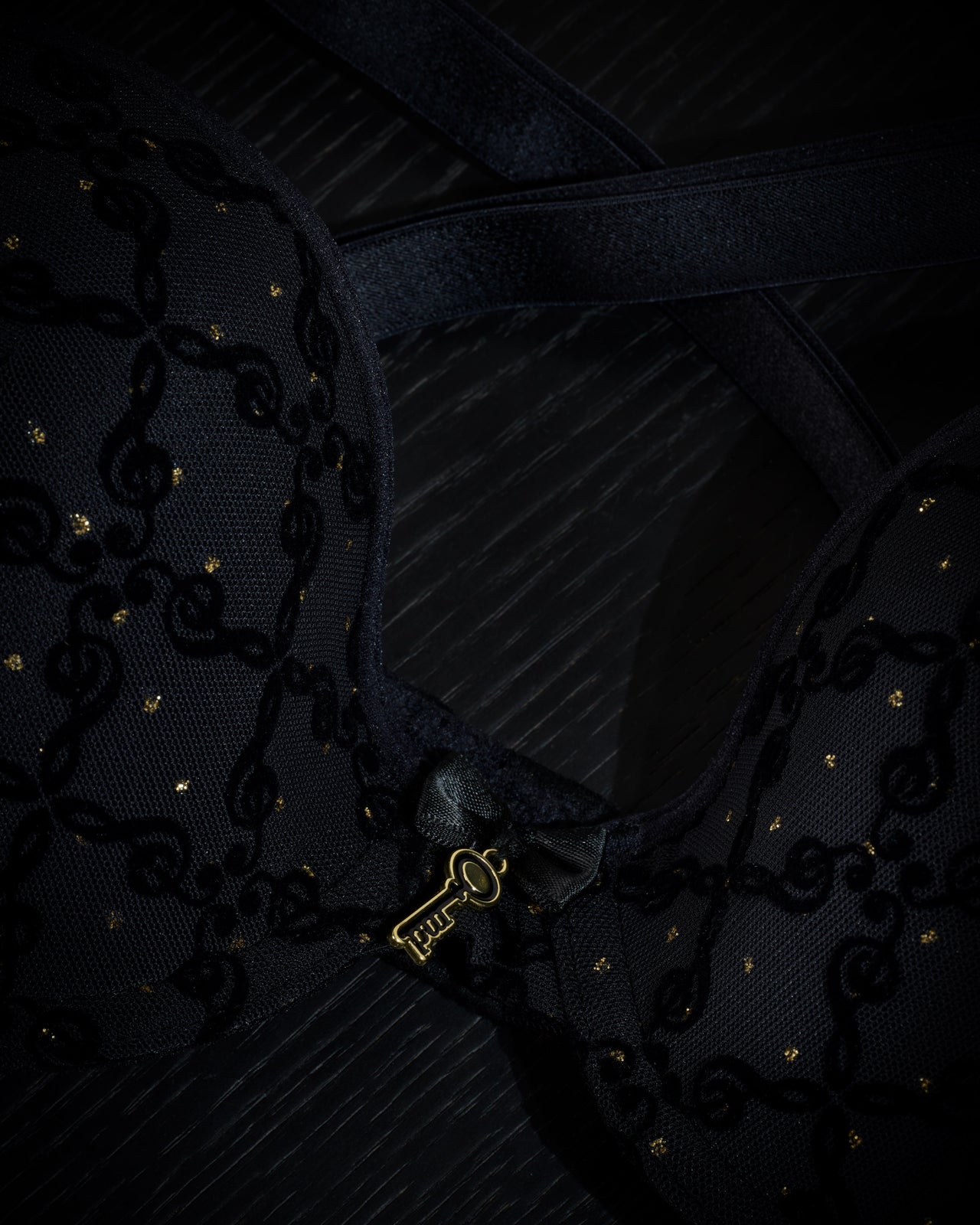 #color_black and gold print