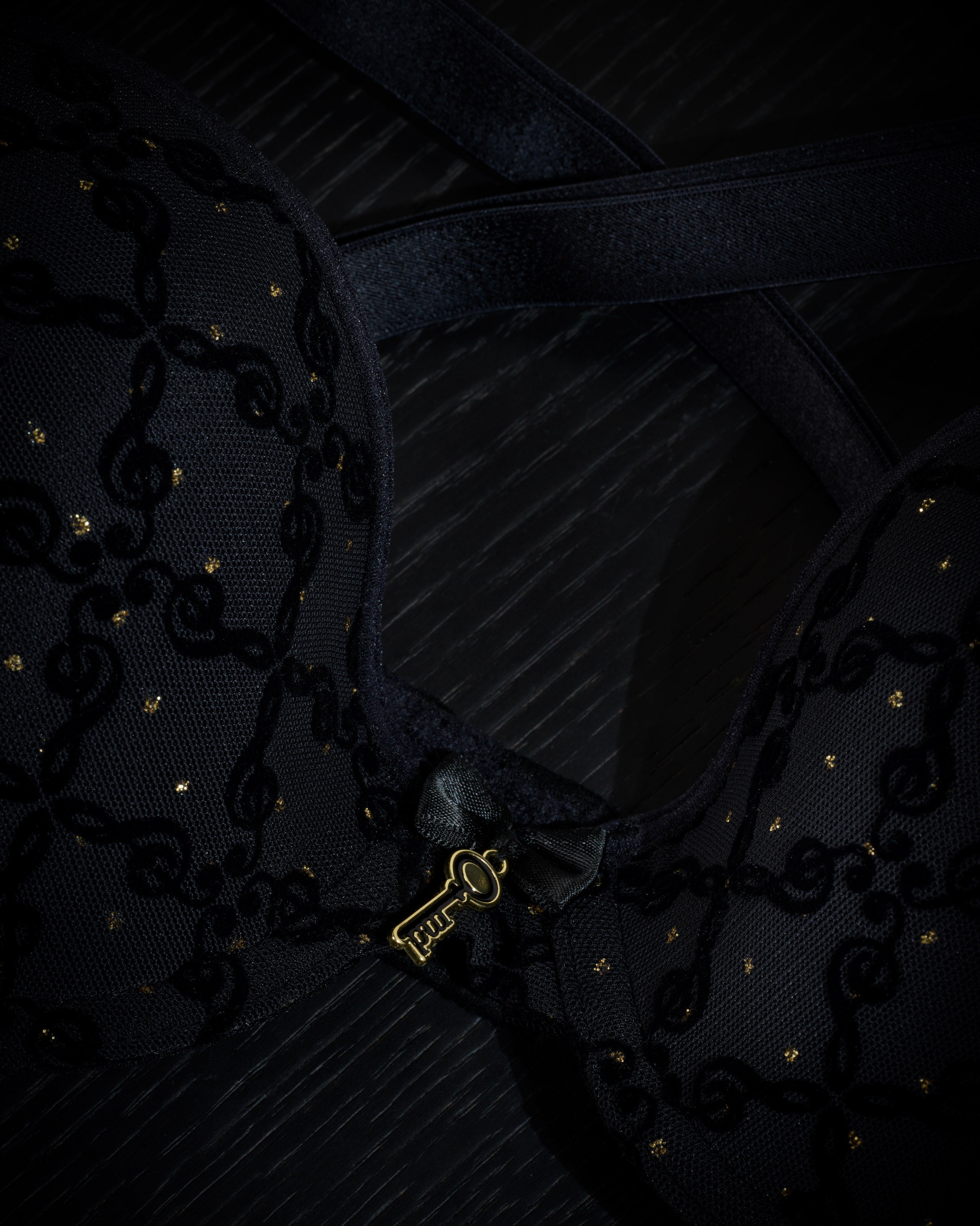 #color_black and gold print