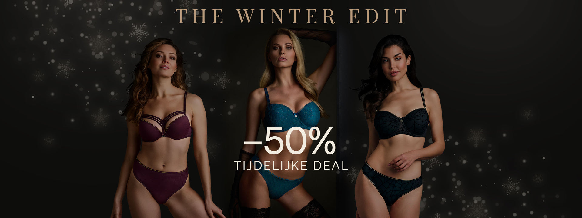 Drie modellen met de Dame de Paris aubergine whisper set, de Blue Angel set in blauw en Adventuress zwart en gouden lurex set. Donkere achtergrond met sneeuwvlokken voor de winter Bewerk promotie van marlies|dekkers met -50%