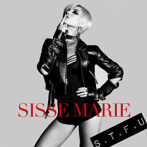 Sisse Marie wears the Leading Strings